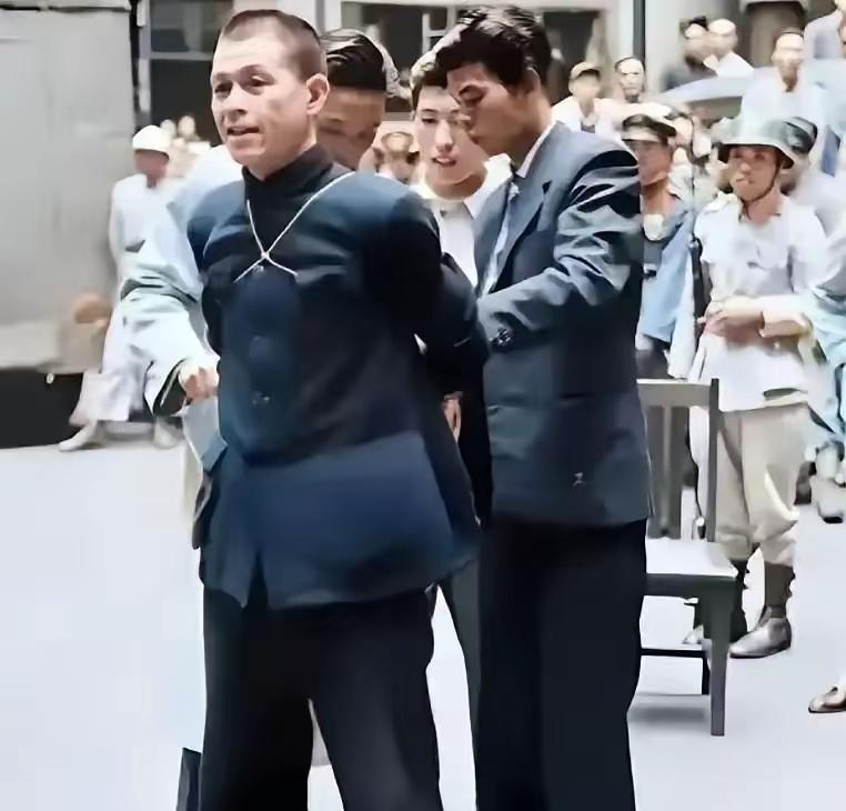 枪决前夜，看守往他牢里多送了半碗饭，压低声道：“我哥是你老部下，四渡赤水没的。他