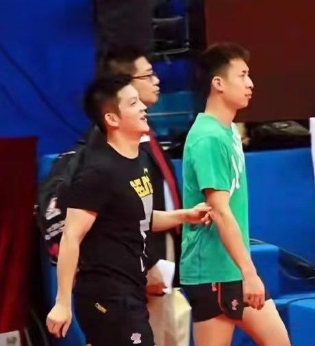 【这娃从小有点皮，要不大胖为啥喜欢跟他打闹呢？】捏胳膊的就是樊振东，被捏的是方博