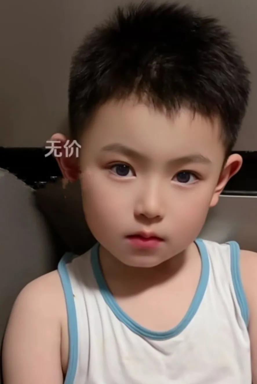 彻底被他的五官治愈了，从小就有如此超高的颜值，长大后还不知会迷倒多少人呀，这样的