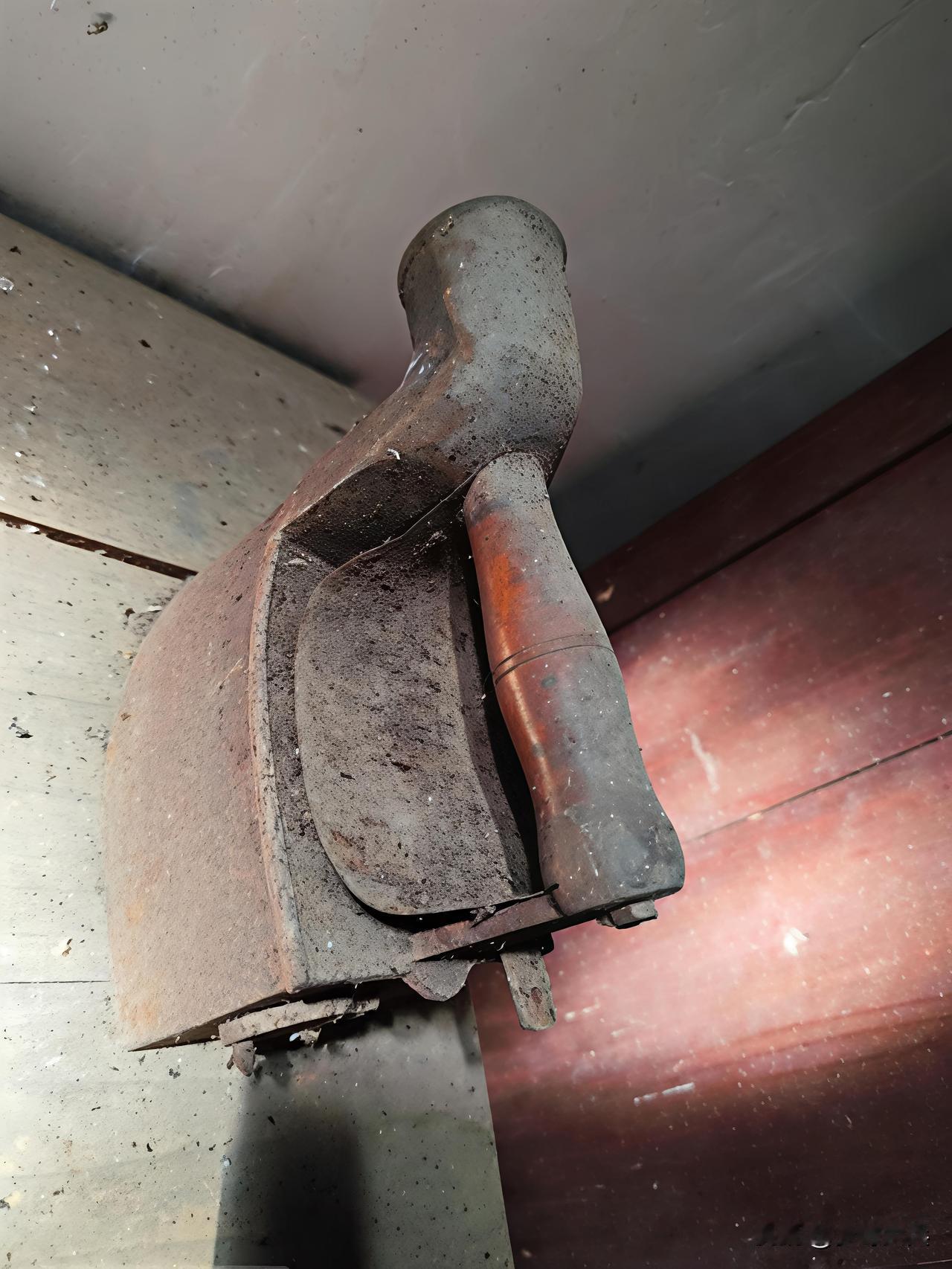 这个老古董还有人认识吗？问了30多个人没人知道，也没有见过，至少有百年历史了吧！