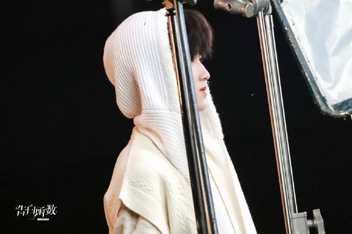 左奇函坐草地氛围感 左奇函外拍路透学长自带氛围感！造型温柔气质是漫画男主吧左奇函