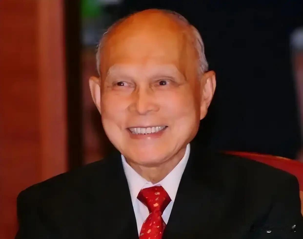 曾经受邀登上天安门城楼观礼台的商界脊梁，红色爱国商人，你知道都有谁吗？
1.霍英