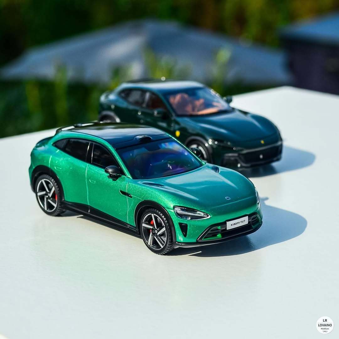 [柯基]1:43模型国外网友拍的，一个Looksmart出品，一个未知代工厂 ​