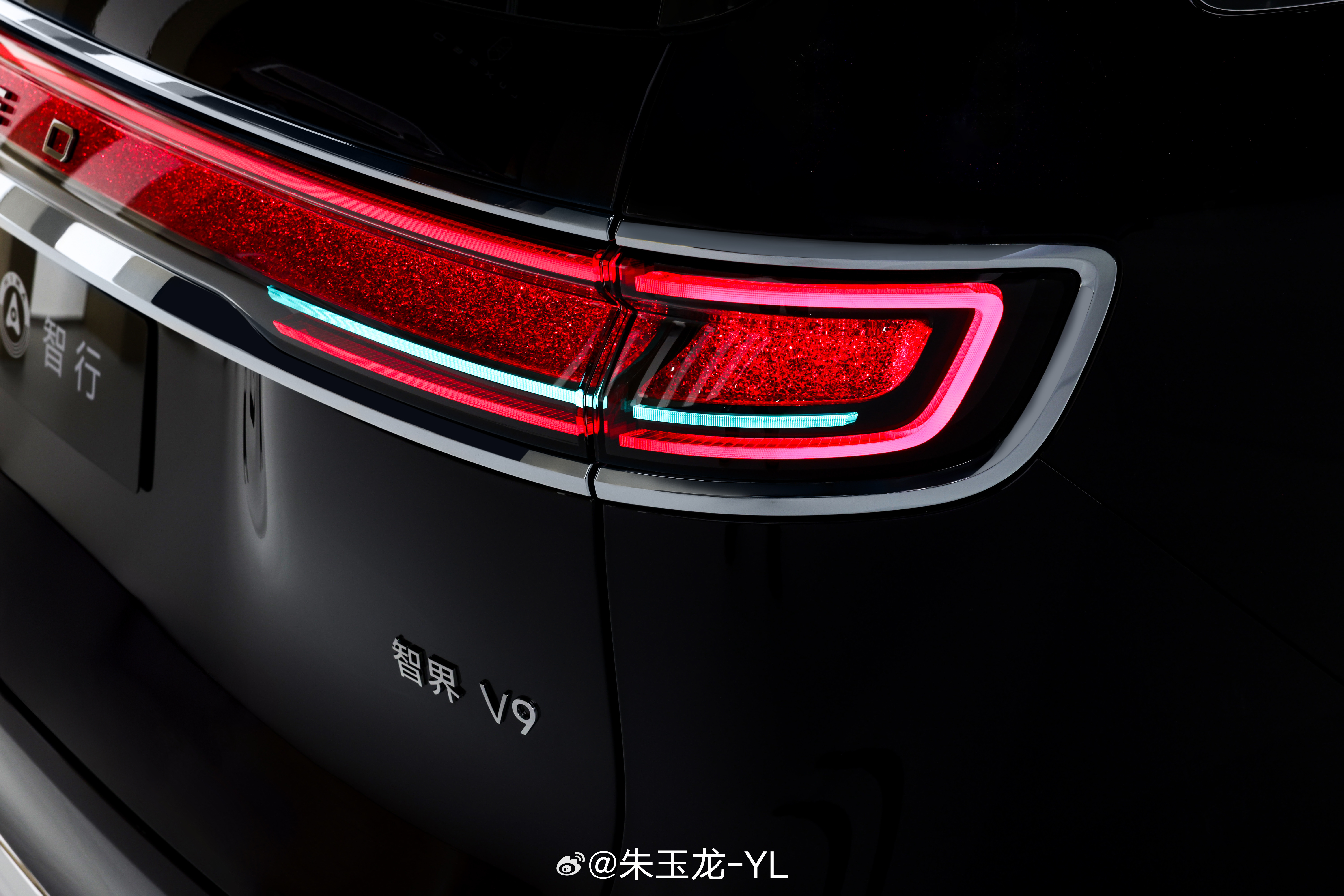 这台MPV是场面的C位之一，看看鸿蒙智行能不能在MPV市场打出气势来，首款旗舰M