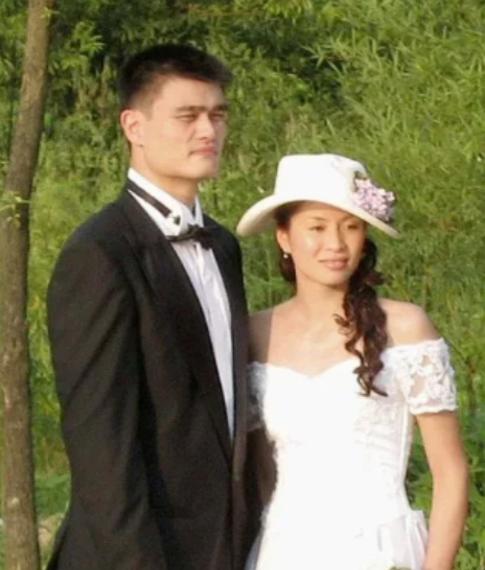 一次，有人问叶莉：“嫁给身高2米26，体重400多斤的姚明是什么样的体验？”叶莉