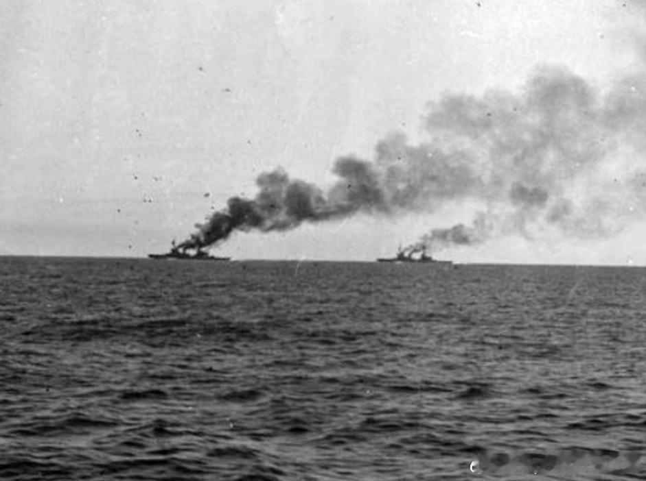 1914年12月8日，福克兰海战中的英国皇家海军无敌级战列巡洋舰“无敌”号(HM