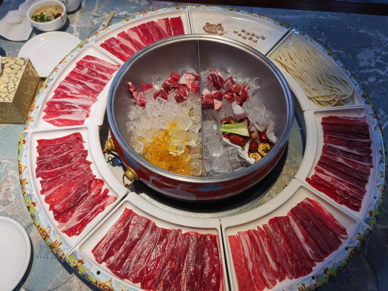 到呼和浩特，怎能不品尝一下羊肉呢？对于我一个平时不咋吃羊肉的人，吃冰煮羊很香，吃