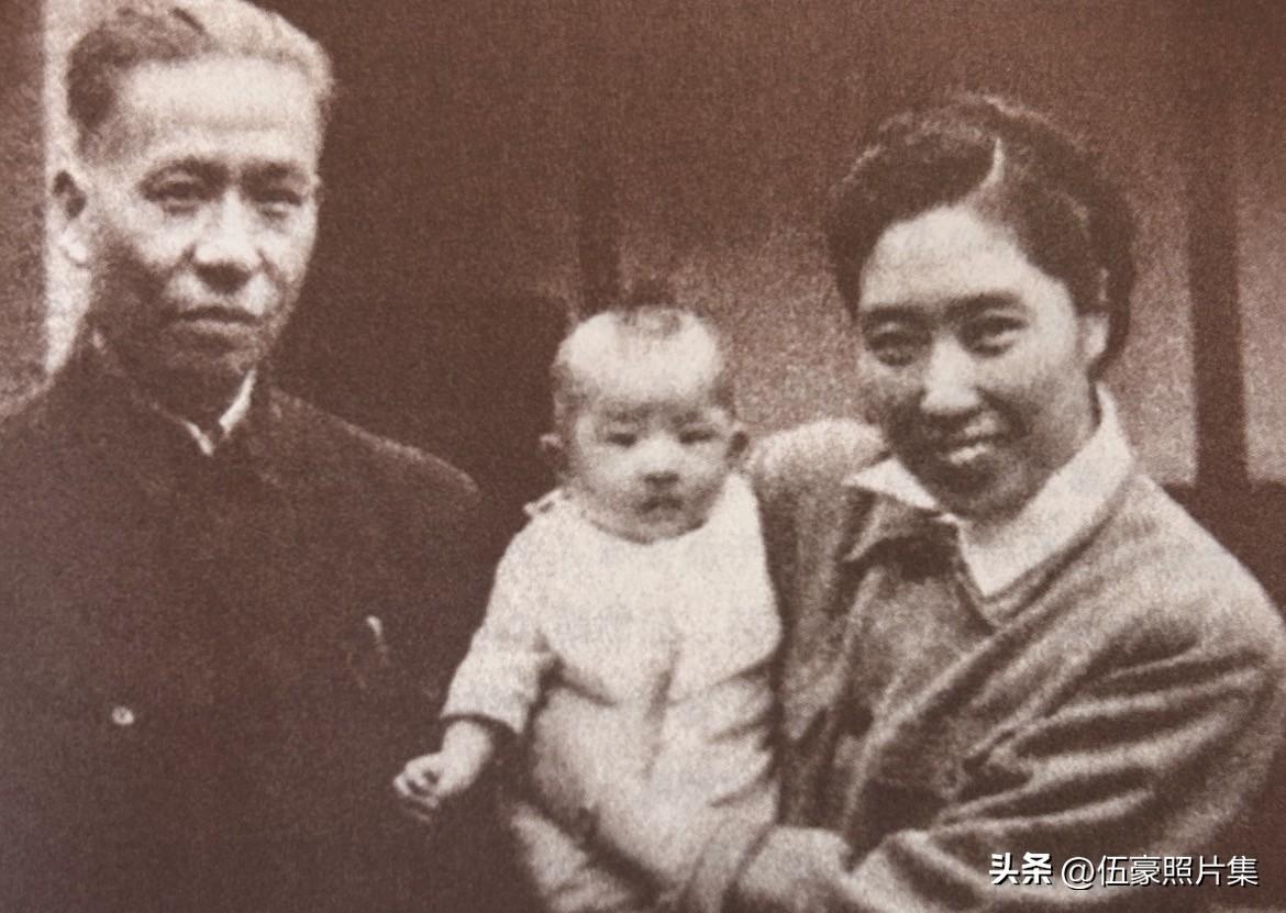 1949年，刘少奇、王光美夫妇与刘平平在一起的温馨合影。刘少奇与王光美于1948
