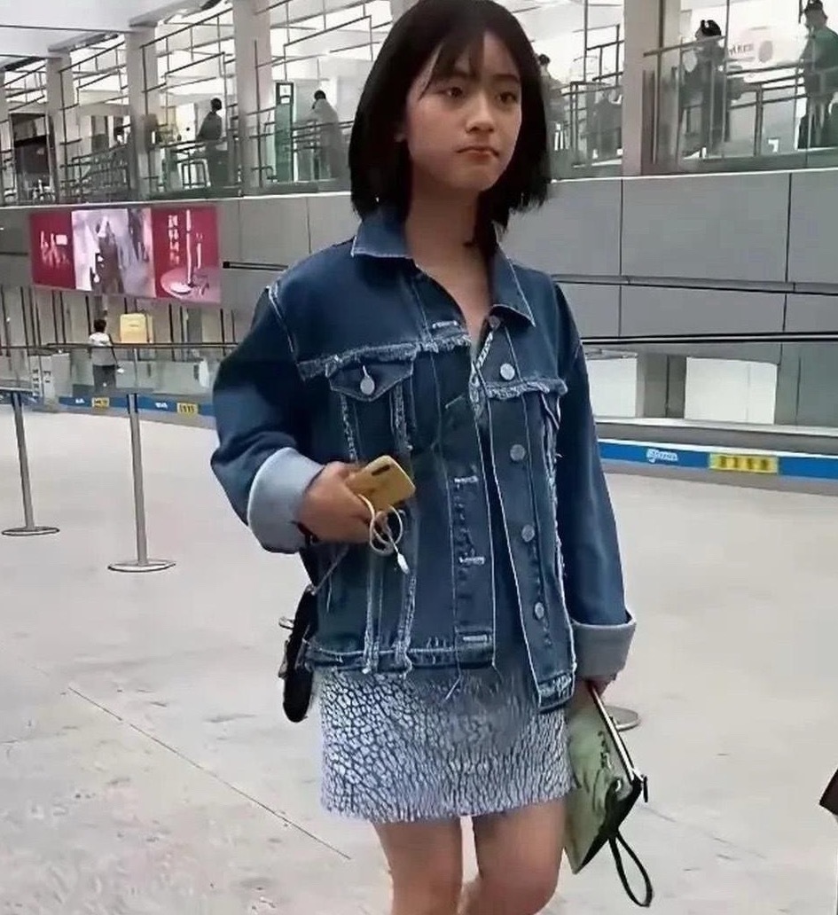 沈月的脸救了这个身材，但凡换张脸完全是灾难。。。。 ​​​
