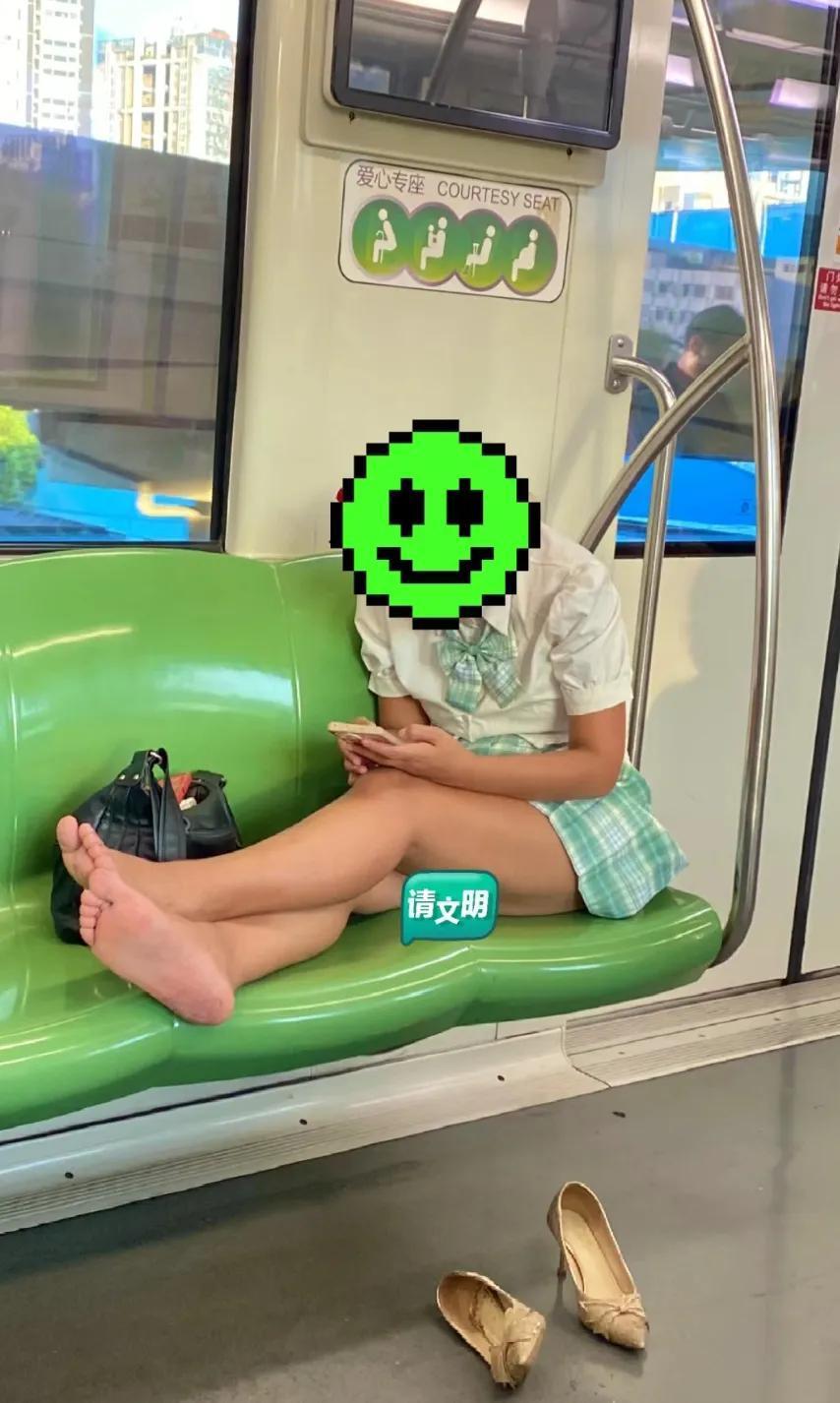 #秋日随记#地铁里看到上海人这种行为，真的好丢上海人的脸