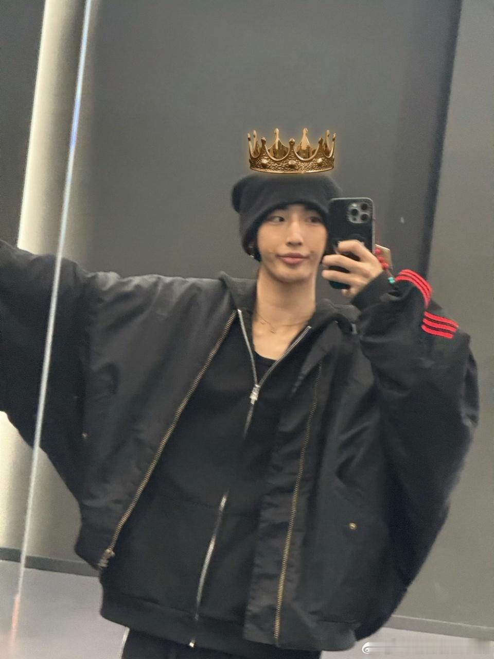 林秋楠在我脑袋里CROWN一天了 昨天听了一天的《CROWN》，到现在“Crow