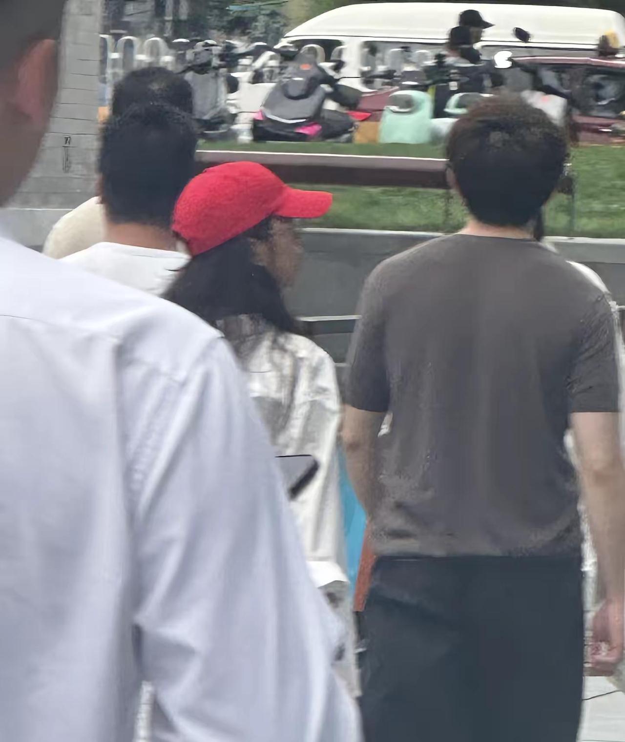 wdf健身后衣服果然越穿越紧 猫捕鱼健身效果也太显著了。