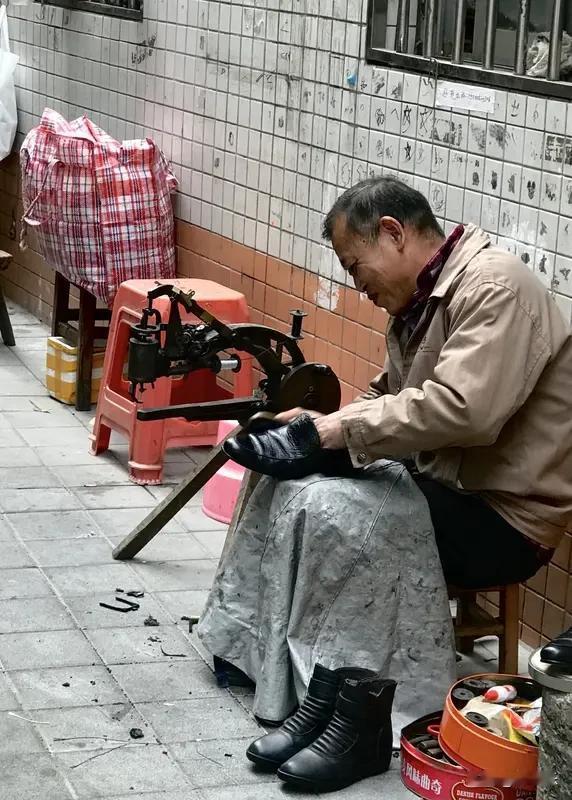 那些看不起小事的人，最后都被大事挡住了

楼下有个修鞋匠老孙头，鞋摊摆了二十年，