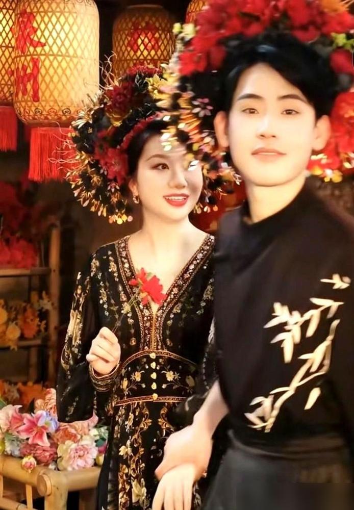 点开刘思远和黄凯那段簪花视频前，我真以为就是普通的姐弟营业。

我特意翻了原视频