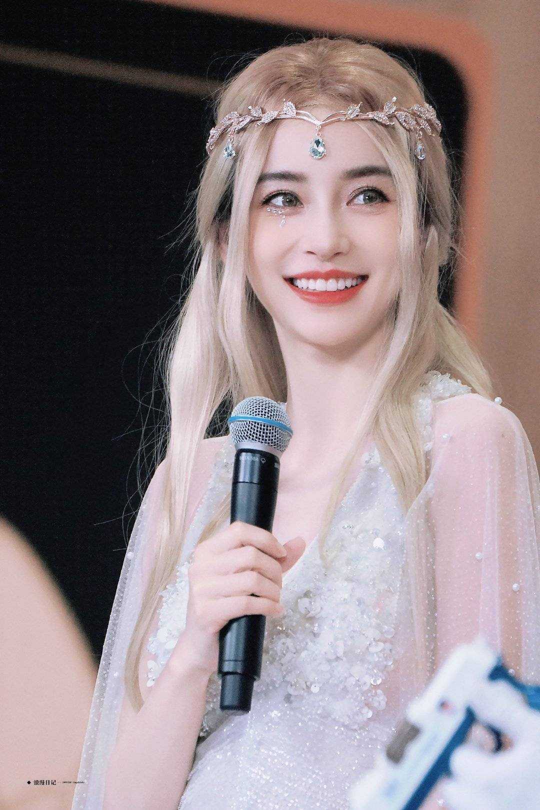angelababy 杨颖 你和快乐一样值得我去奔赴，因为有特别好的人同行  所