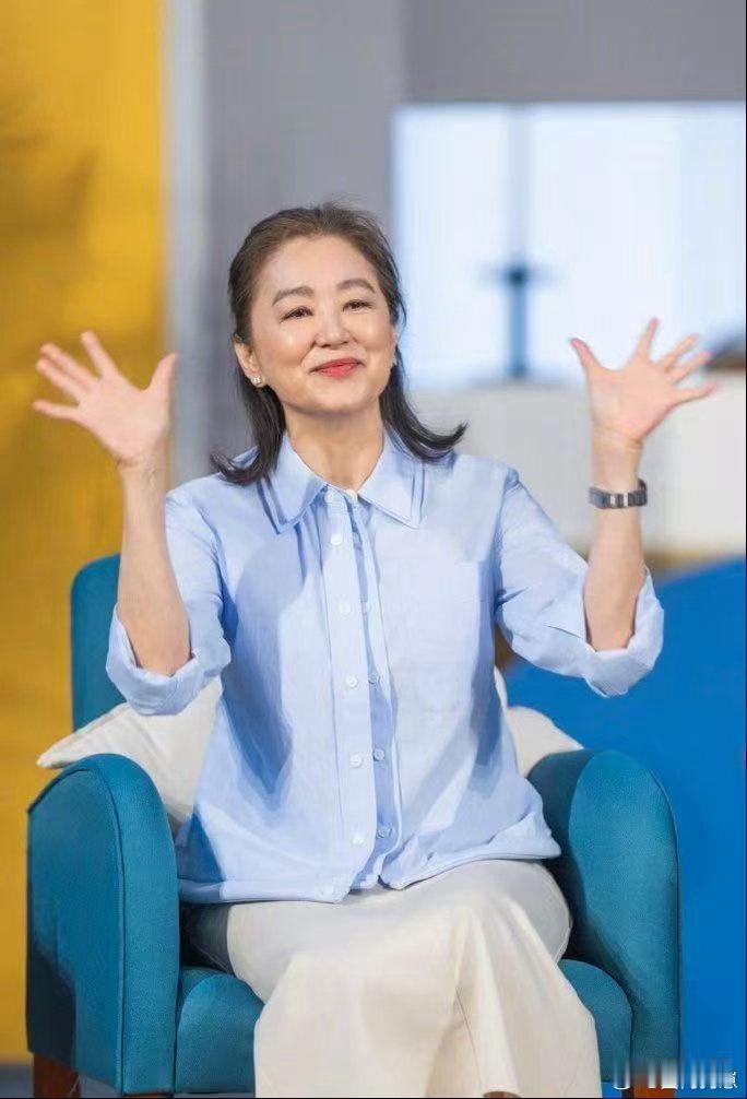 林青霞半扎发造型太加分，瞬间年轻感拉满，蓝衬衫配半身裙简约大方，时髦又超显气质。