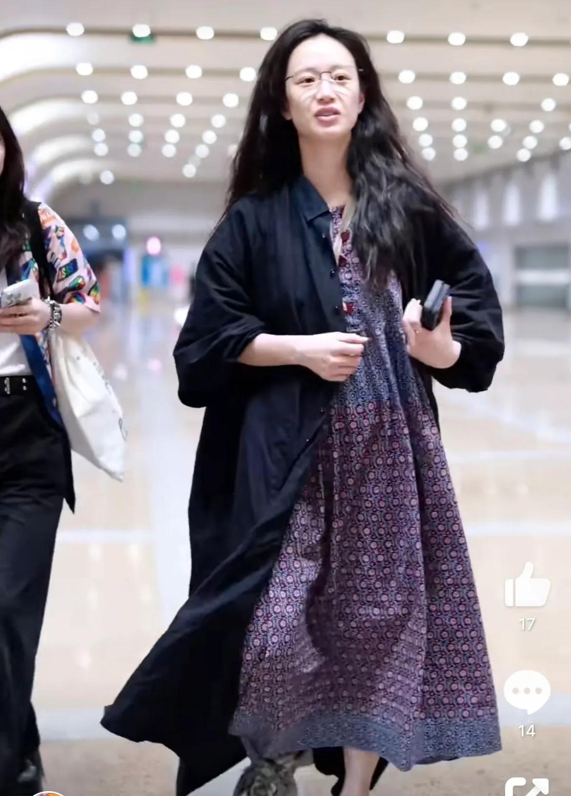 李梦的松弛感，打脸了多少伪精致的艺人。

内娱有一种照片叫机场look，虽然是私