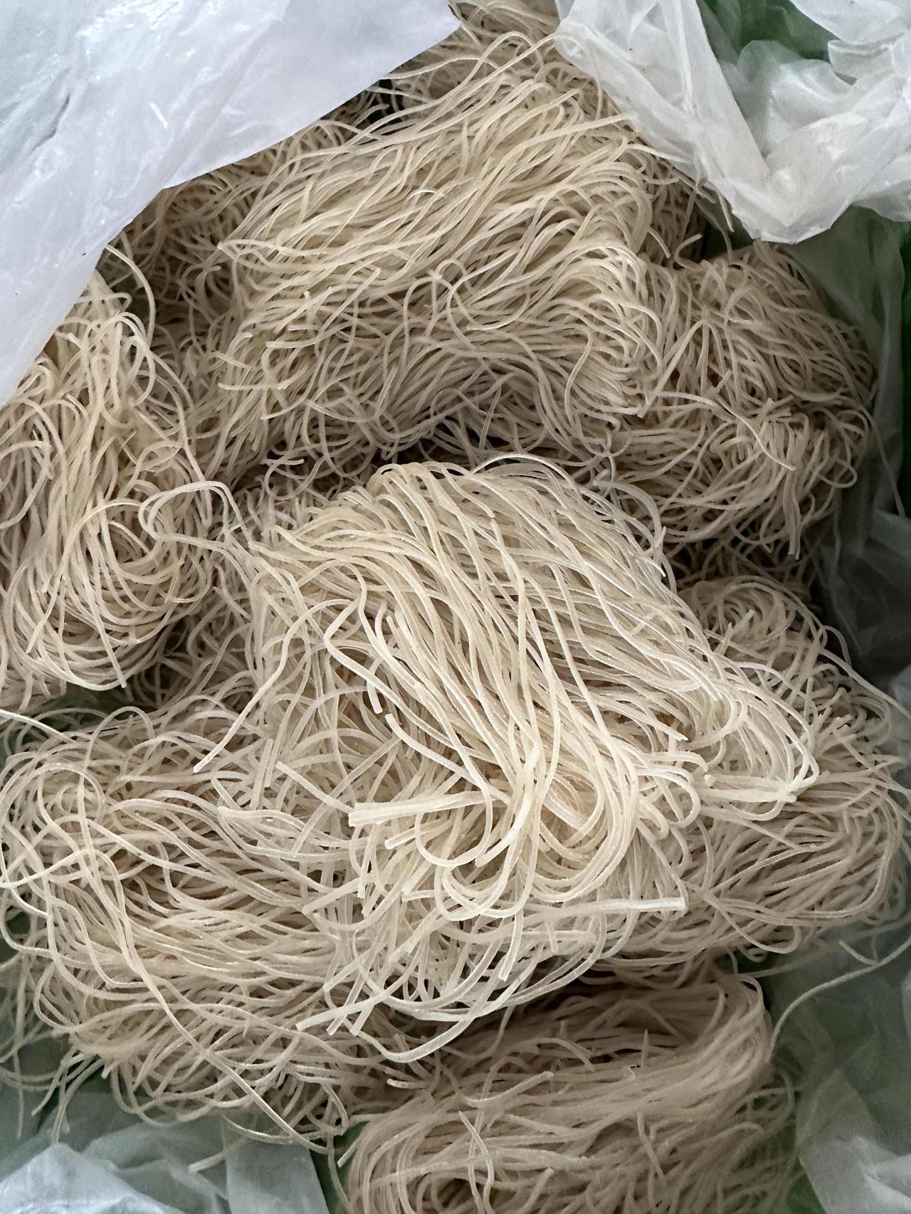 红薯粉市场价¥10一斤，
小区微信群里有人推销自己家人的红薯粉¥8一斤。
图二的