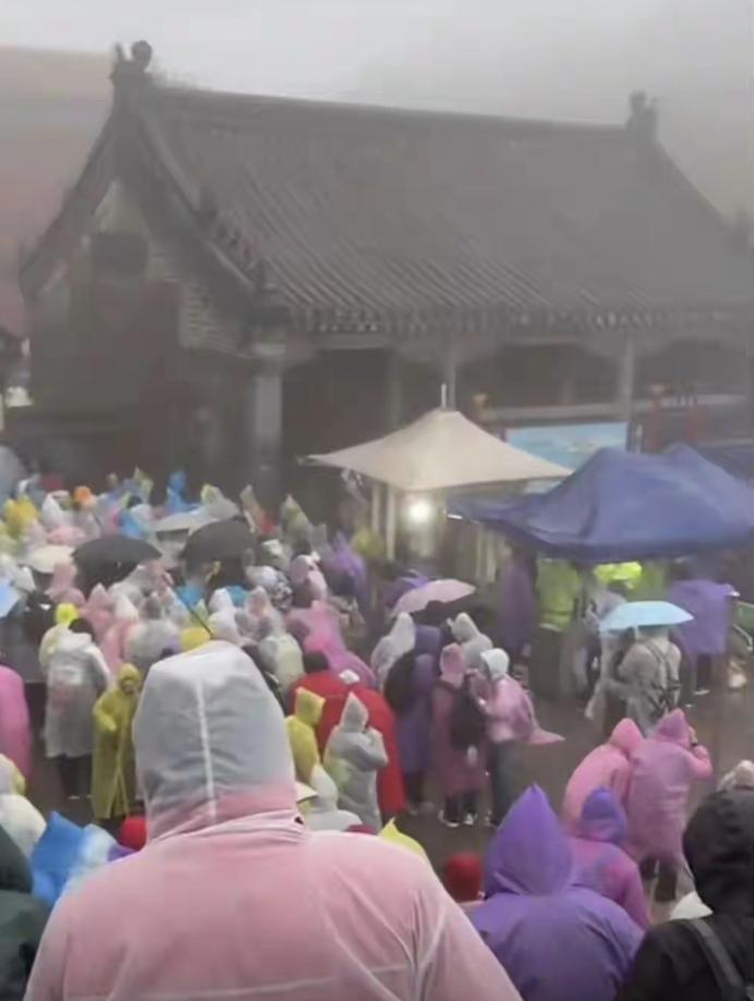 一场暴雨揭露了泰山旅游的尴尬！天价消费与厕所避难，谁在受难？
10月1日夜间至2