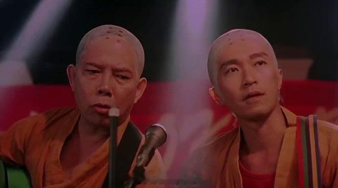 释永信一边踩缝纫机，一边问旁边也在踩缝纫机的李铁：“少林功夫加上足球，有没有搞头