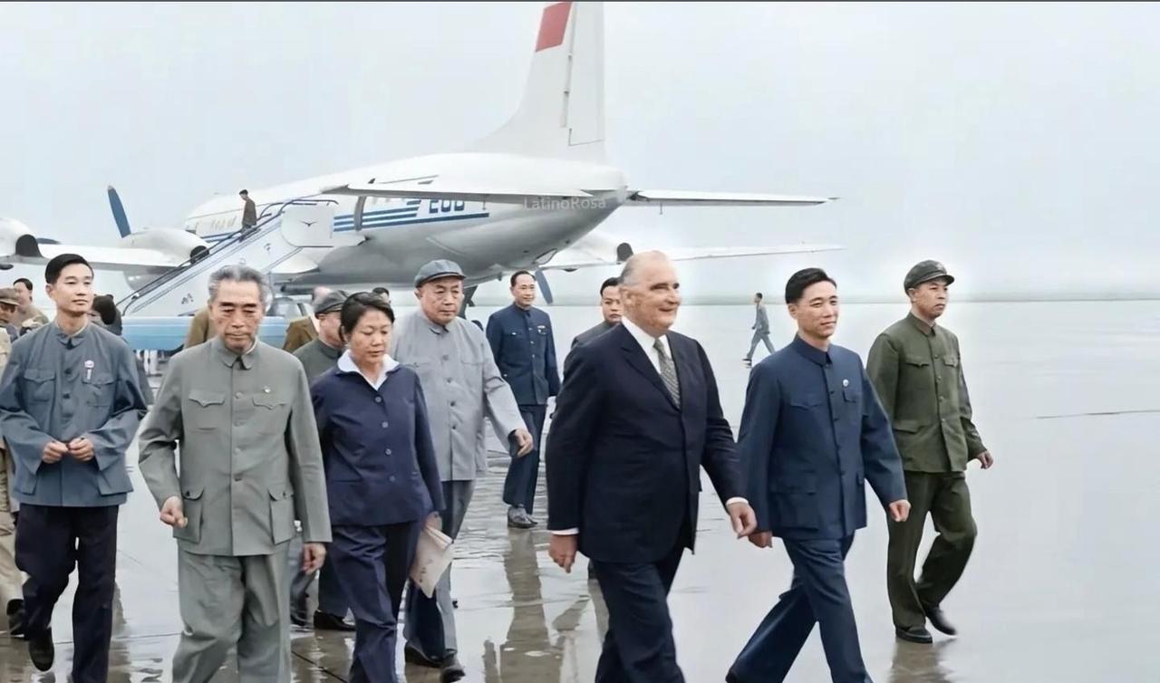1973年虹桥机场雨中送别：定格周总理外交风采的珍贵瞬间
 
这张照片拍摄于19