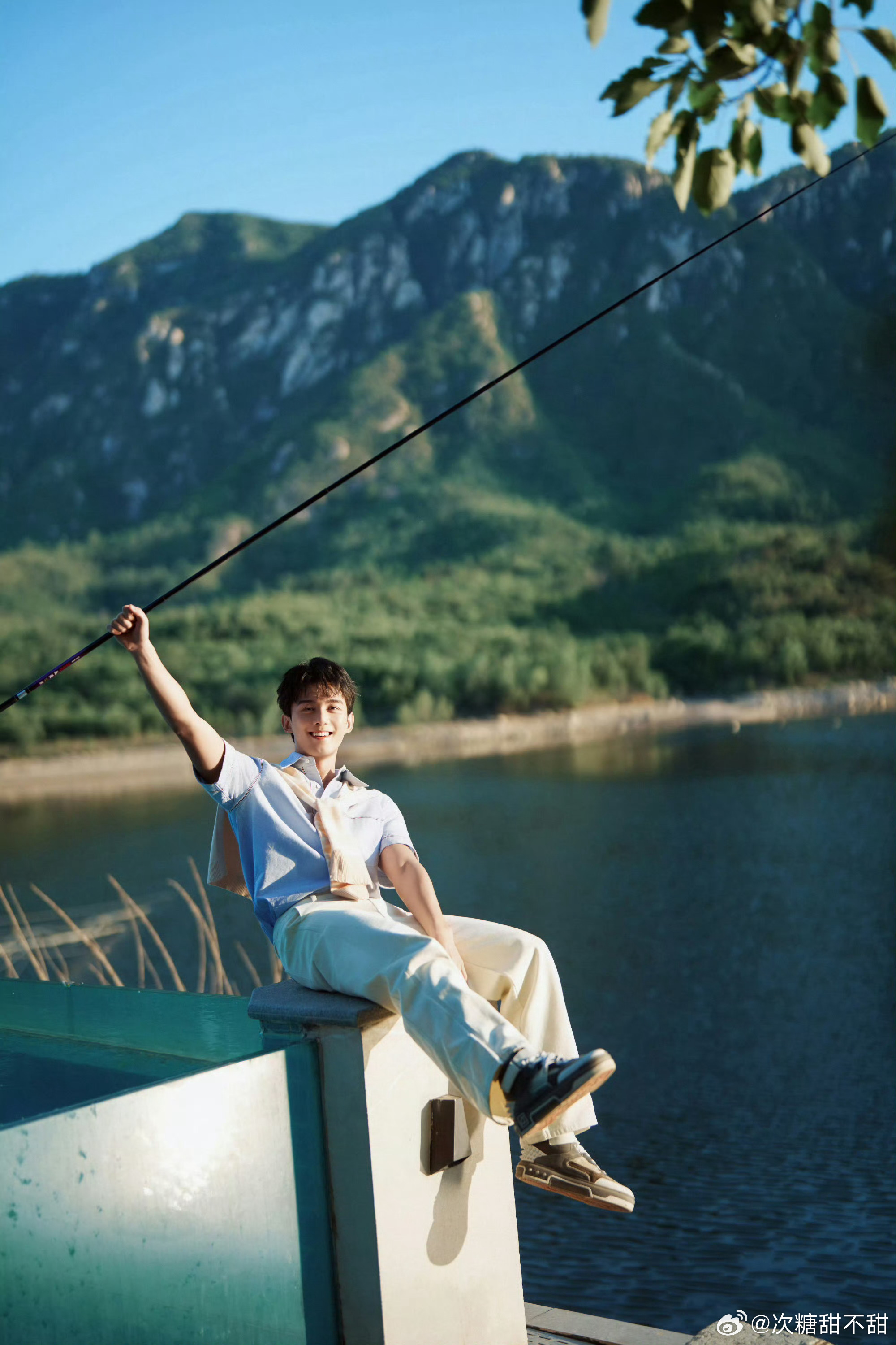 吴磊初夏盐系少年 磊磊的盐系穿搭太可了！浅蓝色T恤简约又高级，初夏氛围感拿捏得死