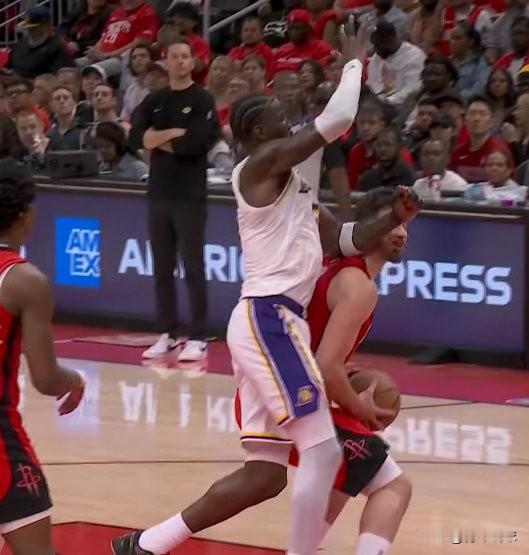 想不到！这就驱逐了？

今天的系列赛G4继续在休斯顿进行，本场比赛，火箭队打出了