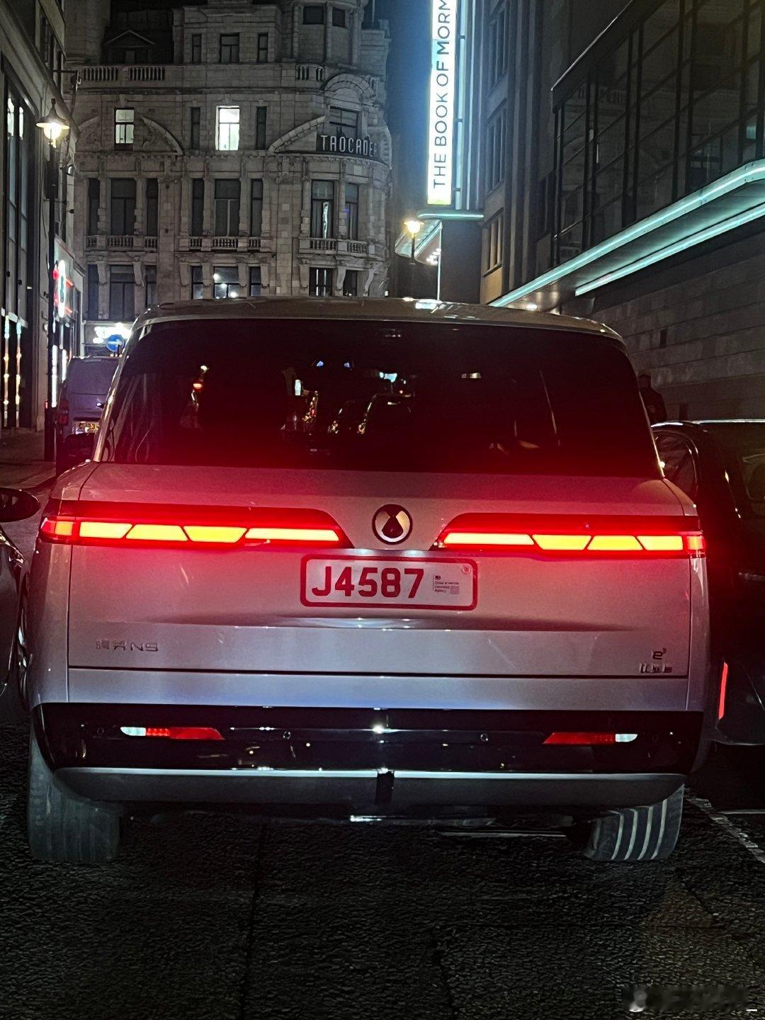 #型车街拍# 腾势N9海外谍照，目测尺寸属于中大型SUV，对标华为问界M9和理想