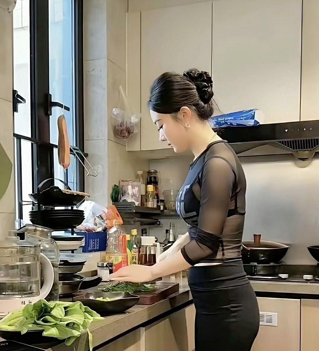 发小执意娶二婚姑娘，亲友纷纷劝他三思，婚后一月大伙全改口夸赞。
 
发小上个月领
