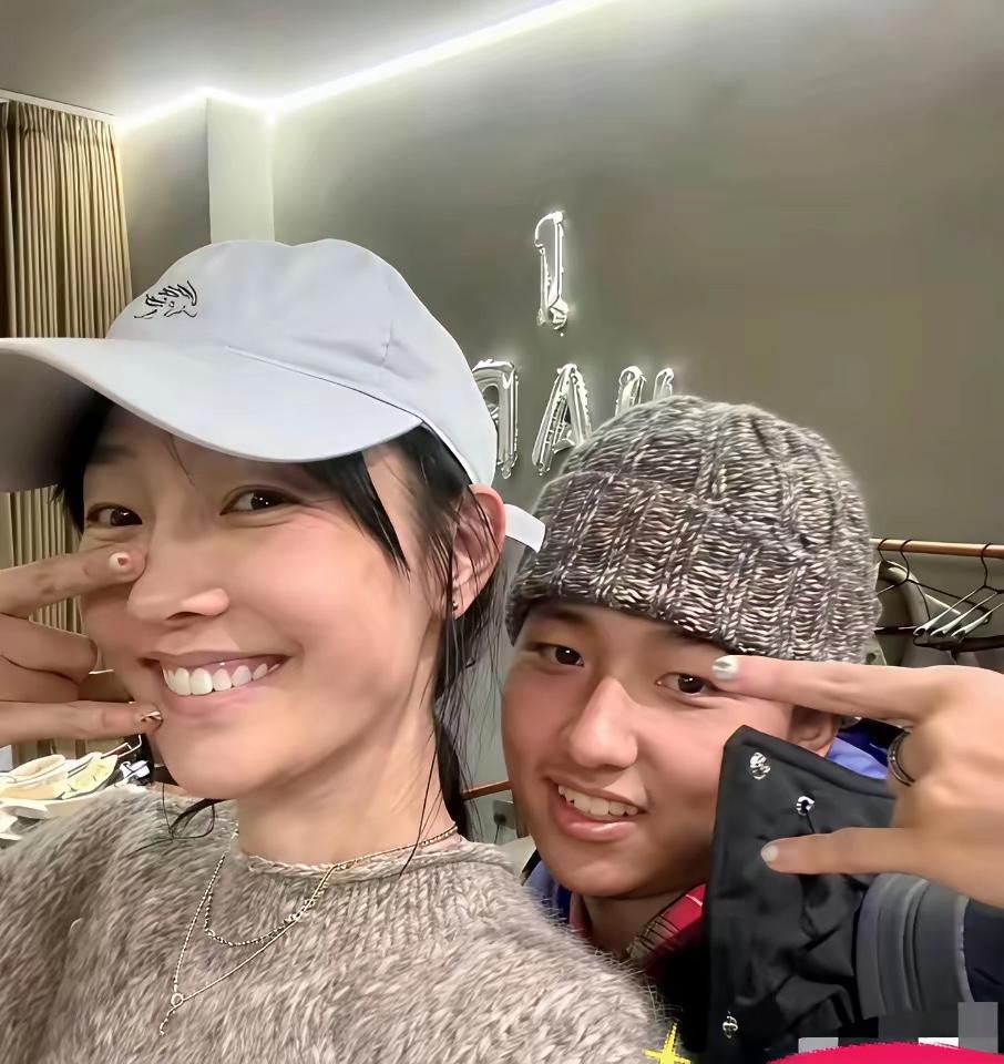 白百何后面这位男士是谁？