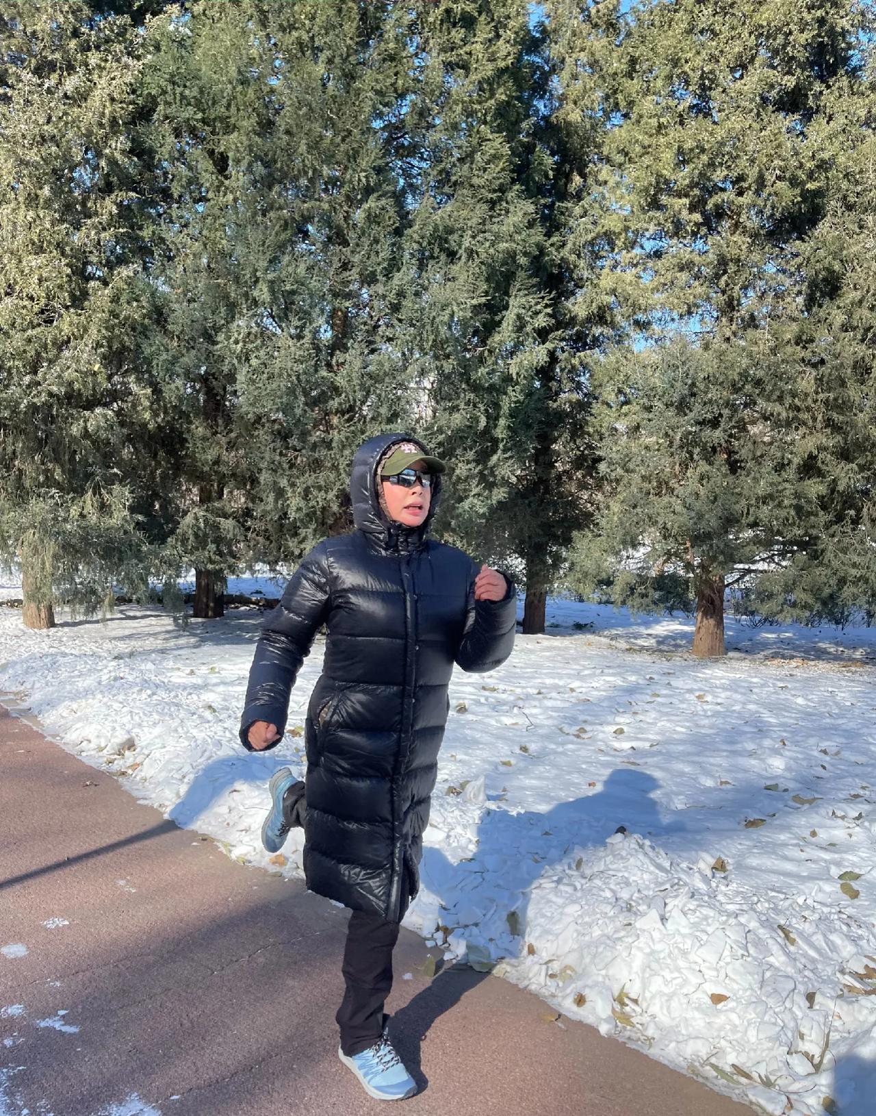 刘晓庆在公园跑步，寒冷的天气也抵挡不住自律的人啊！刘晓庆裹着厚厚的羽绒服，戴着帽