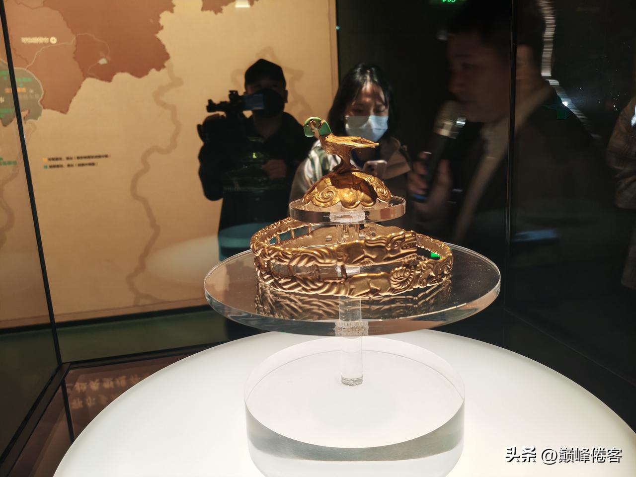#数智赋能探馆中国#在内蒙古博物院，这是镇馆之宝鹰顶金冠饰，光黄金就几斤重。到内