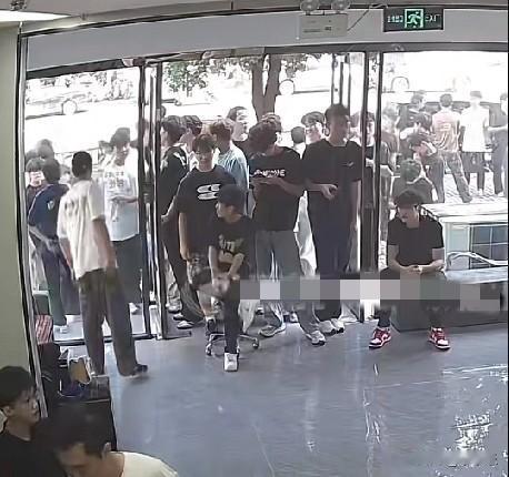 9月15日，河南安阳，60多名男同学一早围堵一家理发店，原来是为了军训，集体来理
