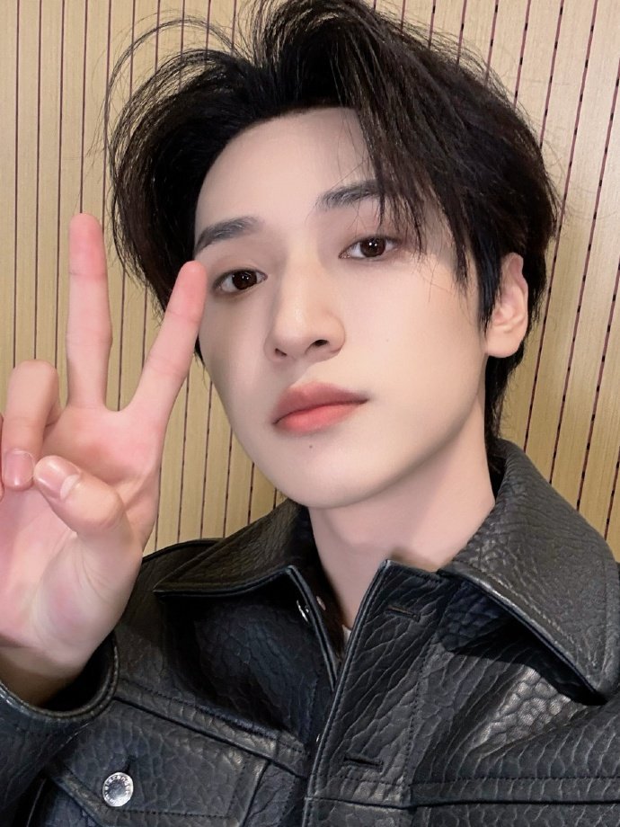 严浩翔没晒黑版三连拍  严浩翔晒自拍证明没晒黑  严浩翔黑皮衣自拍  严浩翔晒自