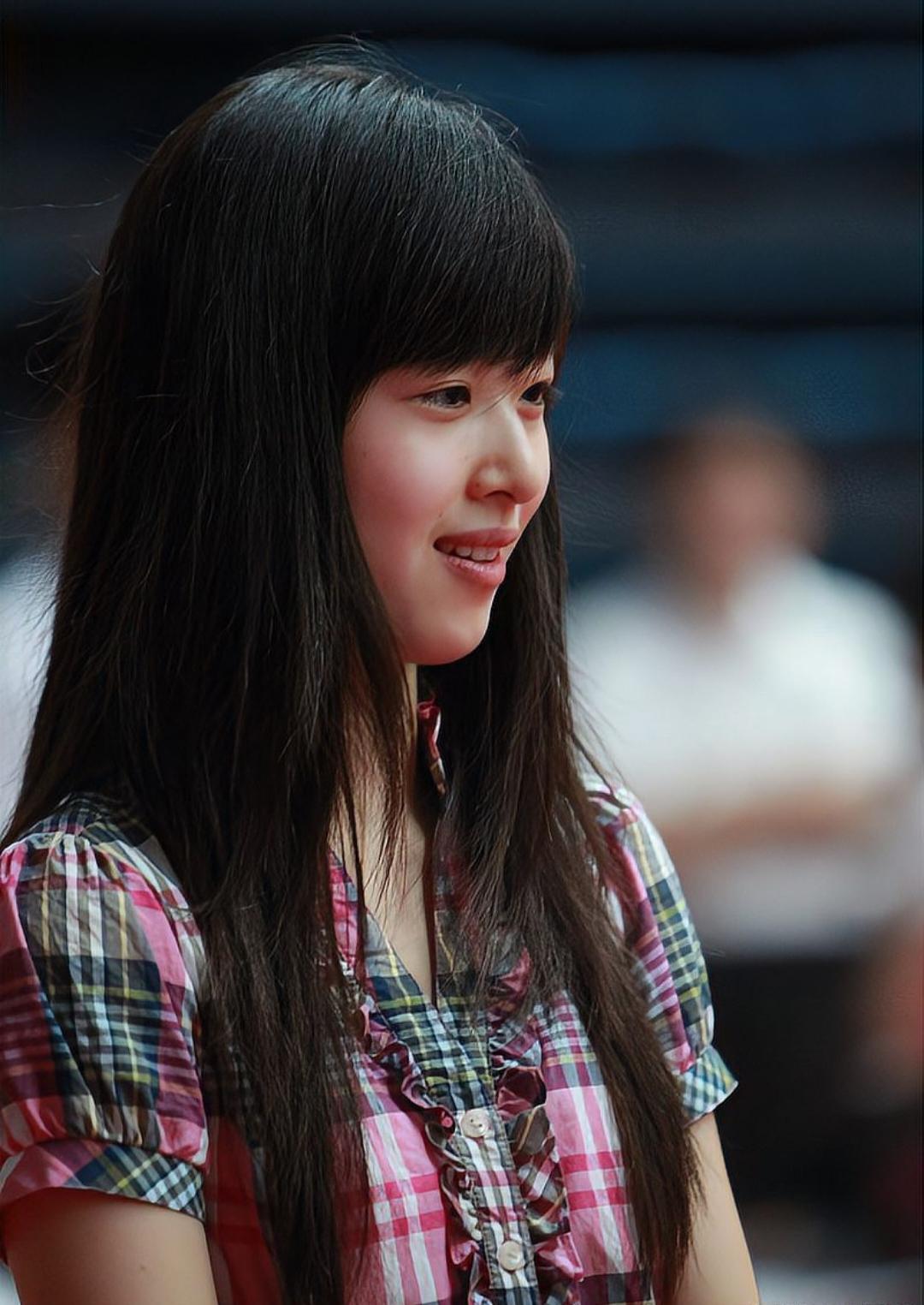 时光“彩蛋”引爆网络，十七年父女合影如何诠释爱的长期主义？
近日，一组在清华大学