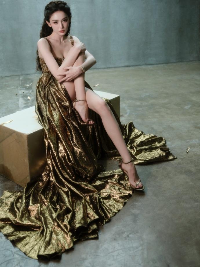 势均力敌的两张脸就这样出来炸街 敖瑞鹏帅气挺拔，娜扎明艳动人，两人同框适配度满分