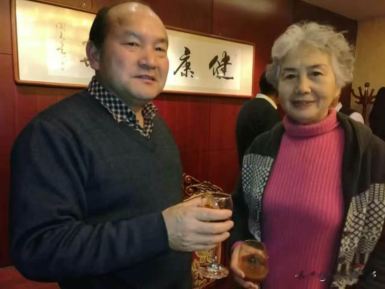 两位老友干杯
