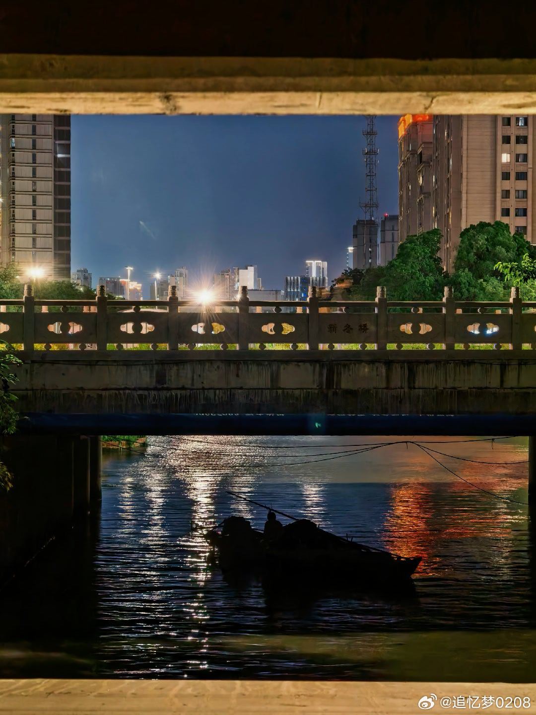 桥洞框住的夜，一半是城市霓虹，一半是渔火温柔。黄文说摄影中俄元首会晤成果文件清单