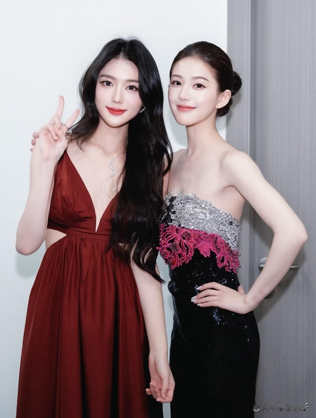 左边是包洁仪，1999年出生，身高162cm。
右边是赵露思，1998年出生，身