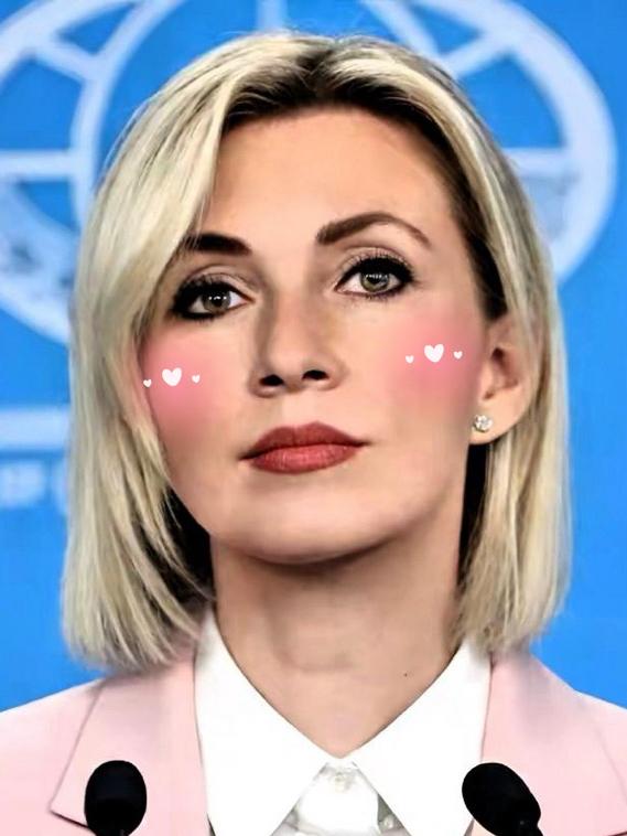 俄罗斯那个女发言人扎哈罗娃，干了件让全世界都看不懂的事。

这位在国际舞台上以“