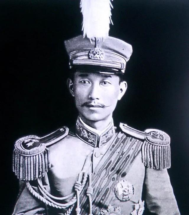 如果不是他，也许我们现在还处在有皇帝的时代里。1915年底，袁世凯背叛孙中山背叛