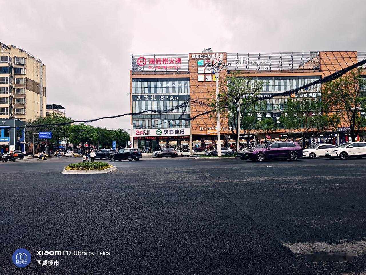 世纪大道这个安全岛，好像不怎么安全[捂脸]