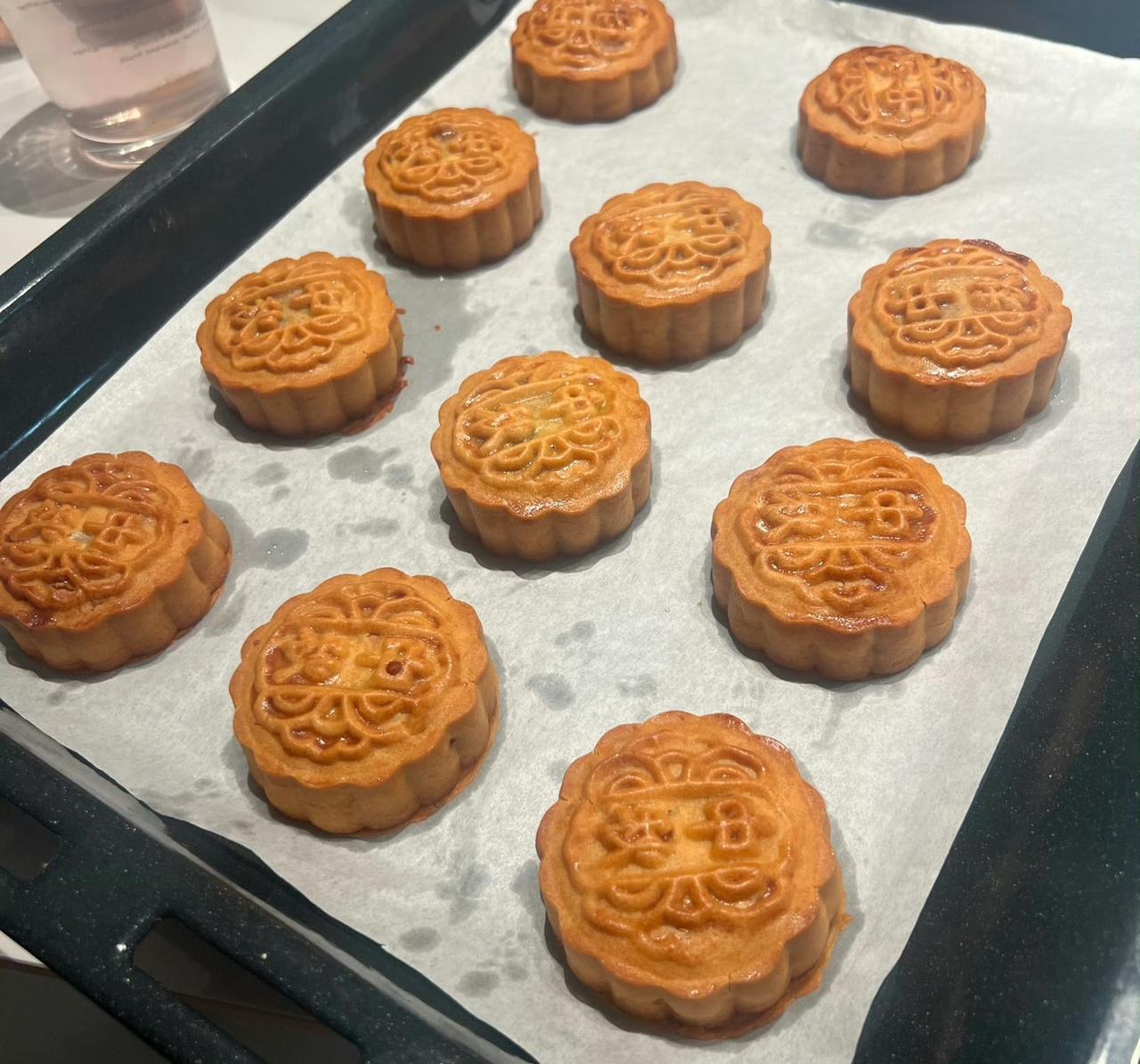 另外，在普遍重视健康饮食还有控糖的大背景下，月饼作为高糖高油的高热量食物代表，抛