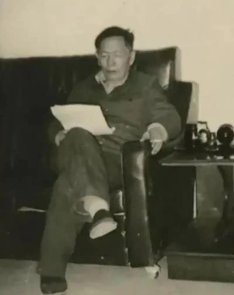 1989年，几名美国中情局探员突然出现在一位中国老人的家门口，出示证件后，直接对