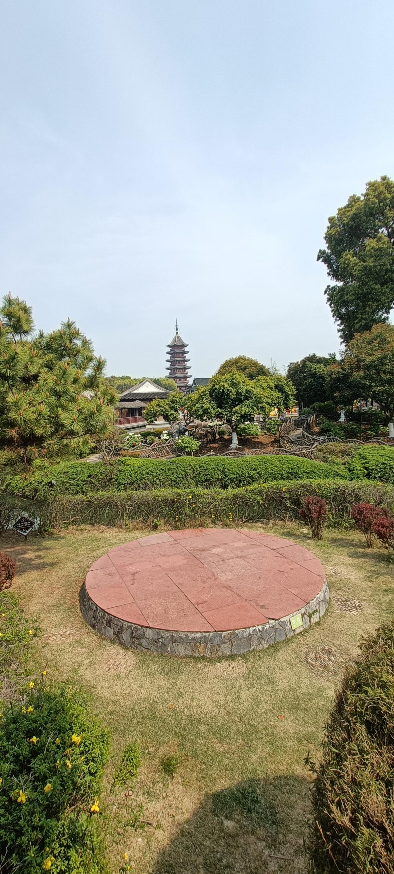 古塔映绿树，静享自然之美。
上联:庭院深深深几许，
下联:楼阁高耸入云霄。