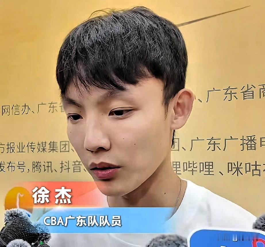 今天晚上，广东男篮队员徐杰亲临东莞现场观看粤BA总决赛第二回合，赛后他在接受媒体