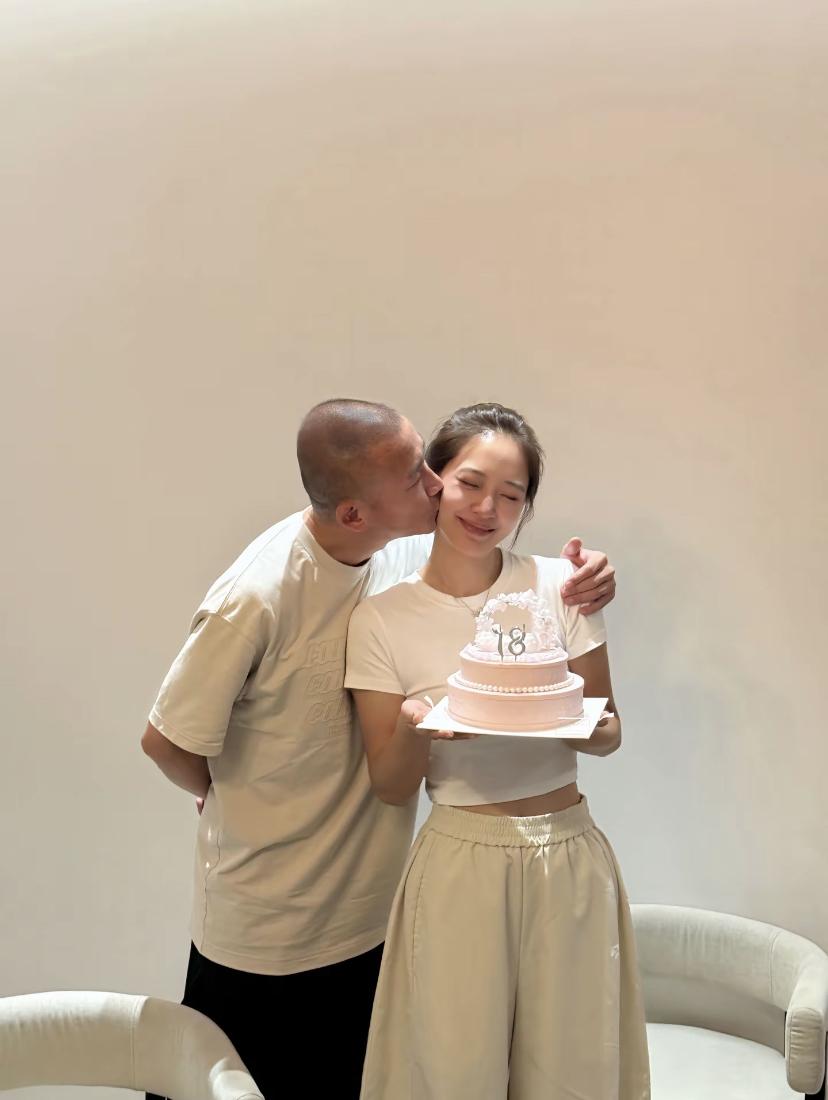 9月14日秦子越晒老公聂远给自己过生日的照片，生日当天聂远送秦子越一束花。卡片上