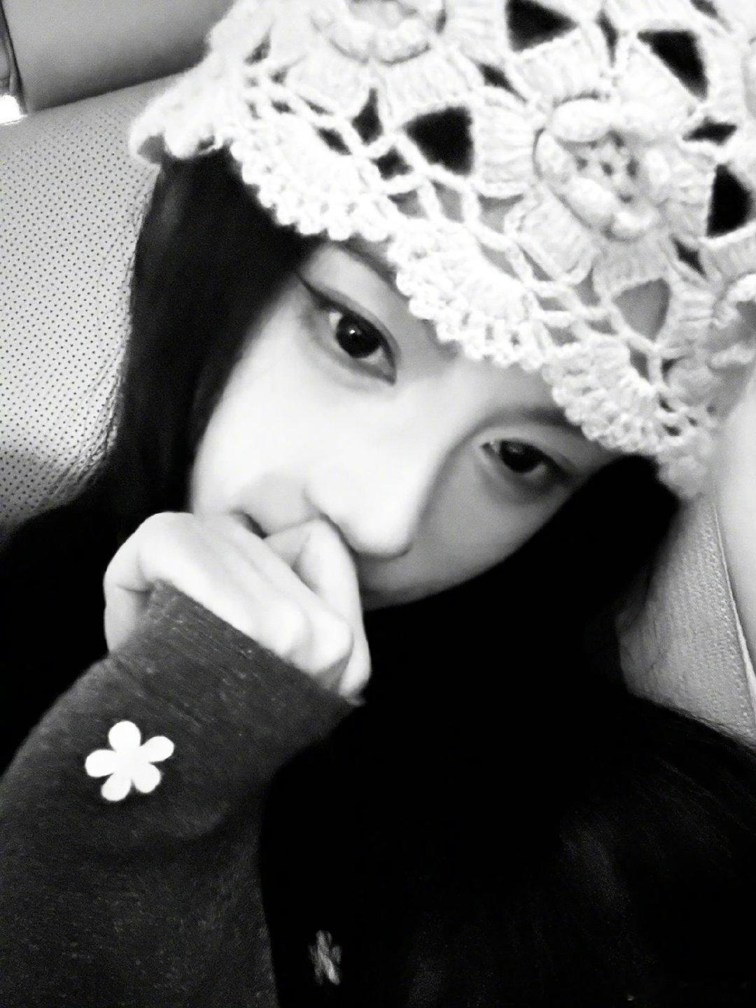 鞠婧祎黑白live自拍照鞠婧祎黑白四连拍黑白live自拍照好好看啊！ ​​​