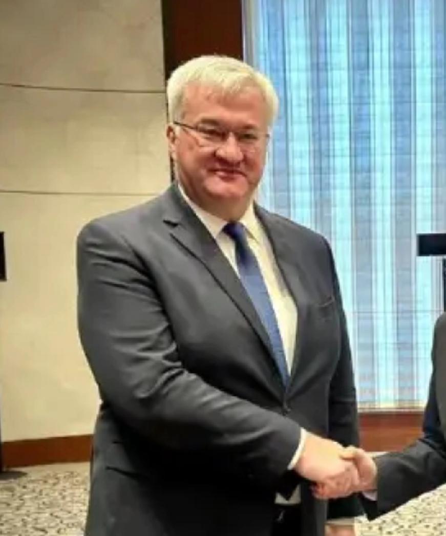 乌克兰外长瑟比加，这咋吃恁胖？得有200多斤，国内还在打仗，泽连斯基到处借钱，政