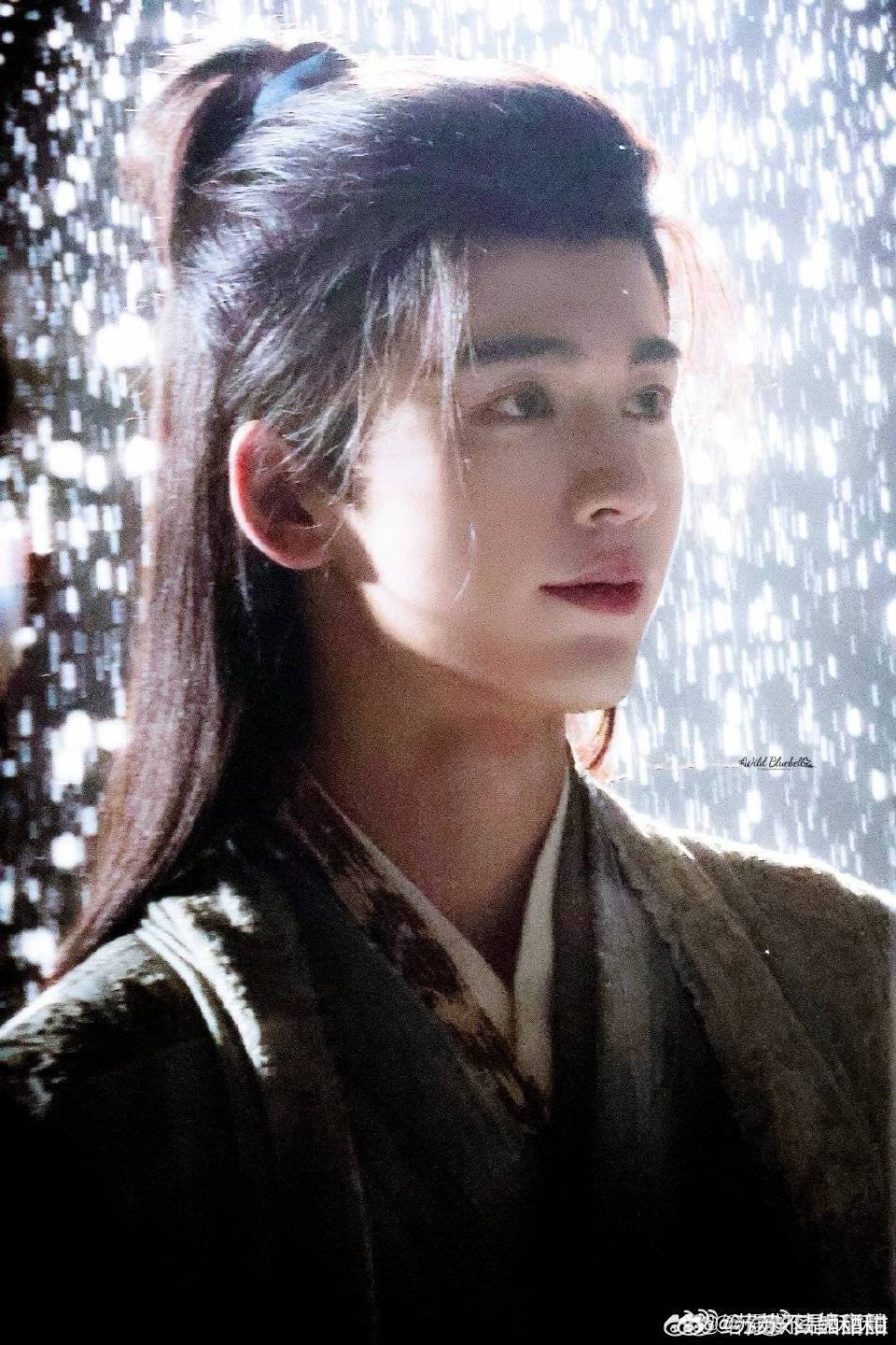 谢征雪地打戏帅成神了谢征雪地打戏堪称名场面！雪花纷飞中身姿挺拔，动作干净丝滑，氛